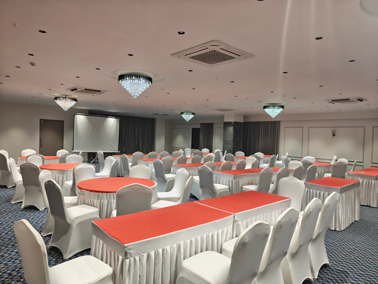 Banquet hall seating arrangement with red table setup